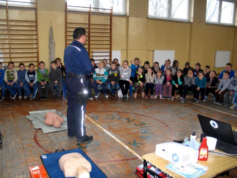 Policjanci uczyli jak udziela pierwszej pomocy